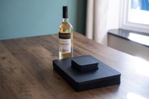 Stunning and modern house with free parking plenty of space and an outdoor garden to enjoy presented by Our Home Short Stays