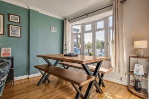 Stunning and modern house with free parking plenty of space and an outdoor garden to enjoy presented by Our Home Short Stays