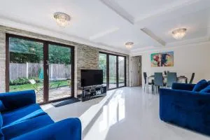 The Green- Beautiful & Spacious 5 Bed Detached in Worsley, Manchester - Tyldesley