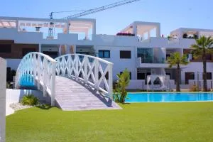 Beautiful Condo in Laguna Beach Resort overlooking Laguna Rosa In Torrevieja With 2 Bedrooms and 2 Bathrooms - توريفايجا