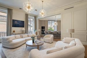 Appartement Avenue Montaigne - Paris Champs Elysées - 5-Sterne-Hotels in Paris