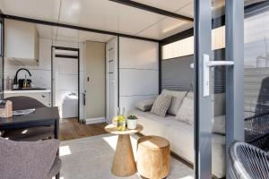 Cosy tiny houseboats near beach and restaurants by Weltevreden Experience