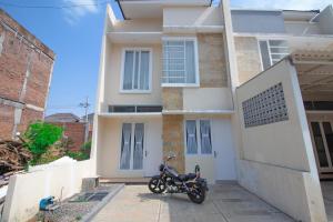 Villa Mulyo E4 by Sans Villa