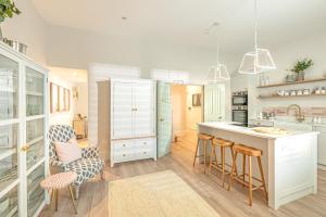 The Shell House (Sleeps 12 - 5 mins to Beach)