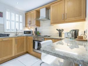 Spacious Home Rooftop Terrace Cafes Bars - Pass the Keys