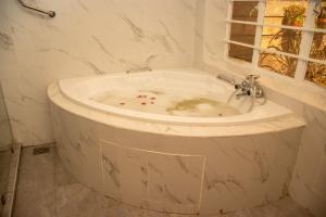 Redhill Container House & Private Spa, Ndenderu, btn Nairobi Ruaka Area, Tigoni, Limuru in Kiambu County, Apartments O7II, 585, OOO