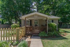 Charming Pet-Friendly Cottage Walkable to Town!