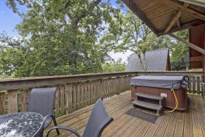 Lazy Bear Lodge with Hot Tub - Finlake Resort and Spa in Devon