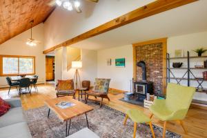 Charming Putney Home: Porch, Grill & Hiking Trails