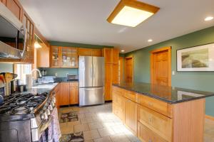 Charming Putney Home: Porch, Grill & Hiking Trails