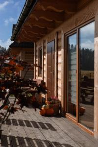 Drewniana Osada w Górach Polne Domki