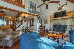 See Level Charcoal Grill, Deck & Breathtaking Year-Round Mountain Views! - Old Fort