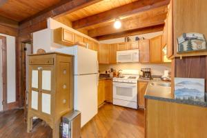 Mountaintop Ellijay Cabin with Private Hot Tub