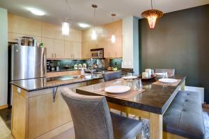 Mammoth Lakes Condo with Fireplace Near Skiing!