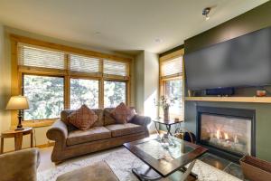 Mammoth Lakes Condo with Fireplace Near Skiing!