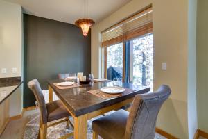 Mammoth Lakes Condo with Fireplace Near Skiing!