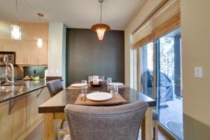 Mammoth Lakes Condo with Fireplace Near Skiing!