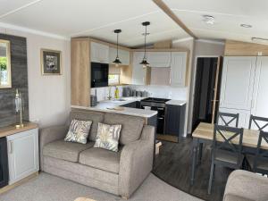 Golden Palm Resort - Bordeaux Deluxe - Coastal Caravan Breaks