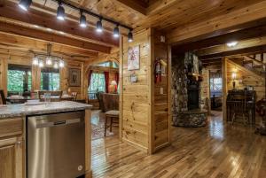Free Attraction Tickets-Rise N Shine 3BR Cabin with Hot Tub, Pool Table-Arcade Game