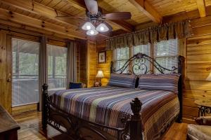 Free Attraction Tickets-Rise N Shine 3BR Cabin with Hot Tub, Pool Table-Arcade Game