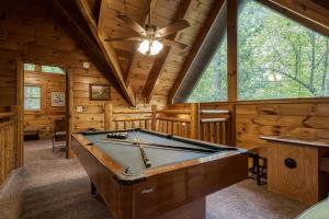 Free Attraction Tickets-Rise N Shine 3BR Cabin with Hot Tub, Pool Table-Arcade Game
