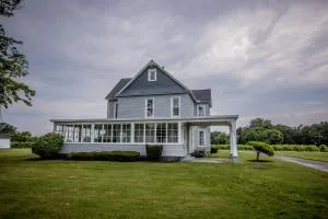 Lakeside Vineyard Farmhouse - East Ripley