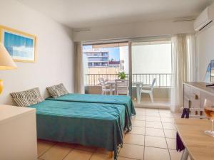 Appartements Studio 2/3 personnes pres plage, climatise, balcon, parking, WiFi, petit-dejeuner, Saint-Raphael - FR-1-466A-37 : photos des chambres