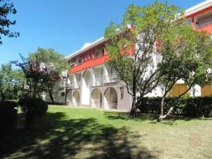 Charmant appartement avec terrasse, parking gratuit et animaux acceptés, proche des thermes à Lamalou - FR-1-451-89 - Combes