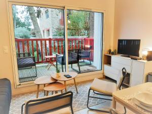 Appartement moderne 3* avec balcon, proche du lac et plage, parking privatif, Wi-Fi inclus - FR-1-239-862