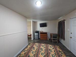 Queen Room room in Economy Inn Kingsville