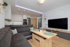 Spacious Apartment for 6 Guests in Krakow with Home Office by Noclegi Renters - Michałowice