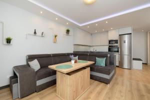 Spacious Apartment for 6 Guests in Krakow with Home Office by Noclegi Renters