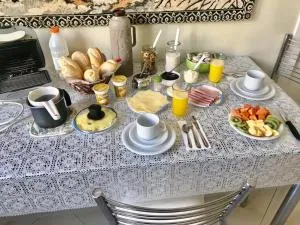 Quarto com 2 Camas de Solteiro Ar Condicionado Frigobar Smart TV e Café da Manhã - Higienópolis