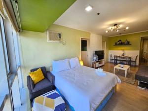 South of Market near High Street BGC Classy & Stylish Studio, central location with city view