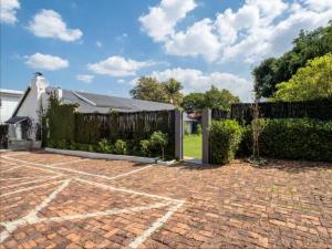 Lovely House with Big Garden Parktown North