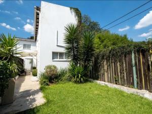Lovely House with Big Garden Parktown North