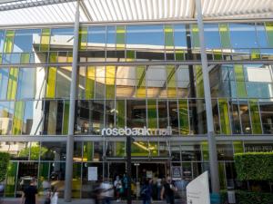 Lovely House with Big Garden Parktown North