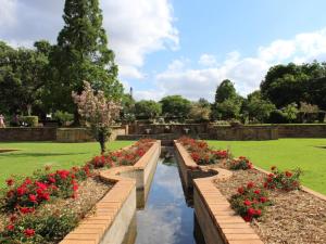 Lovely House with Big Garden Parktown North