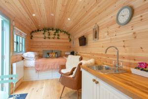 Shepherds Hut with Hot Tub