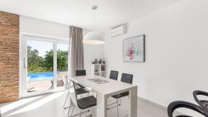 Villa Chic by Villas Holiday