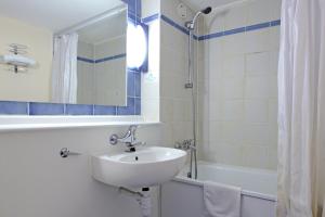Twin Room room in Campanile Hotel Runcorn