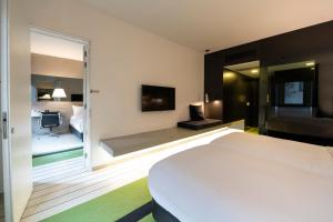 King Guest Room room in DoubleTree by Hilton Lisbon Fontana Park