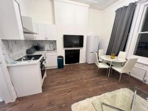 Iconic One Bed Apartment in Chiswick