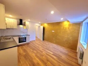 Brand NEW APT West Midlands - 西布罗姆维奇