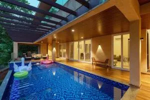 Inara by StayVista - Amidst lush greenery with Outdoor swimming pool & Indoor games - Jambhulpāda