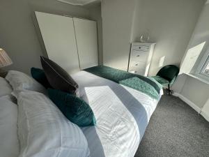 Family-Friendly 4BR Home in Sale, Manchester - Garden & Double Driveway