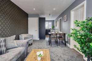 Stylish 2 Bed Apartment with Free Parking