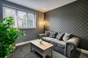 Stylish 2 Bed Apartment with Free Parking