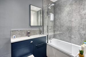 Stylish 2 Bed Apartment with Free Parking