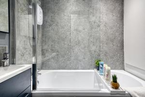 Stylish 2 Bed Apartment with Free Parking